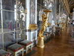 Versailles das Schloss innen der Spiegelsaal mit Leuchter und Stuhl.